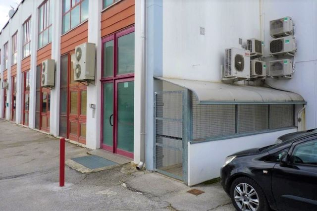 Locali deposito in vendita