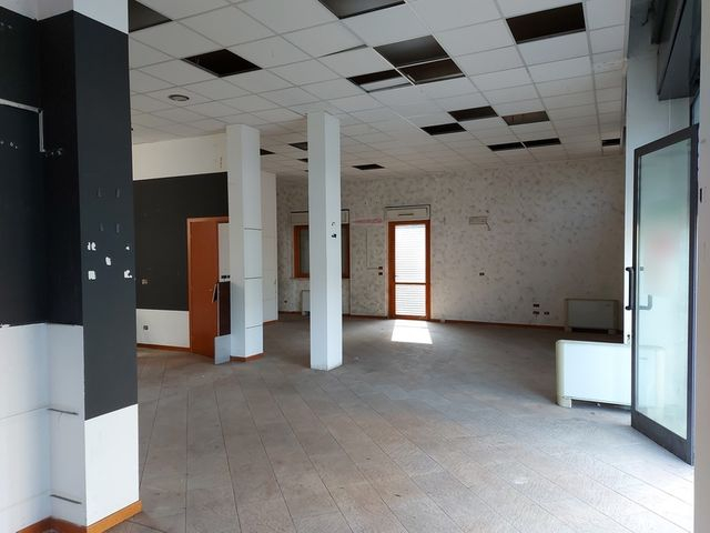 Negozi in vendita