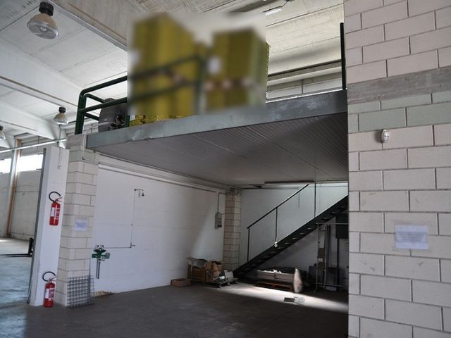 Fabbricati industriali in vendita