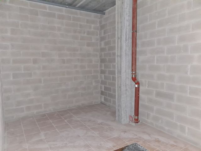 Negozi in vendita