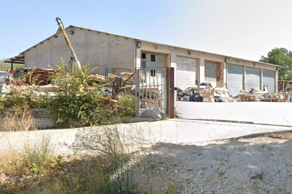#14168 Capannone a magazzino con piazzale in vendita - foto 1