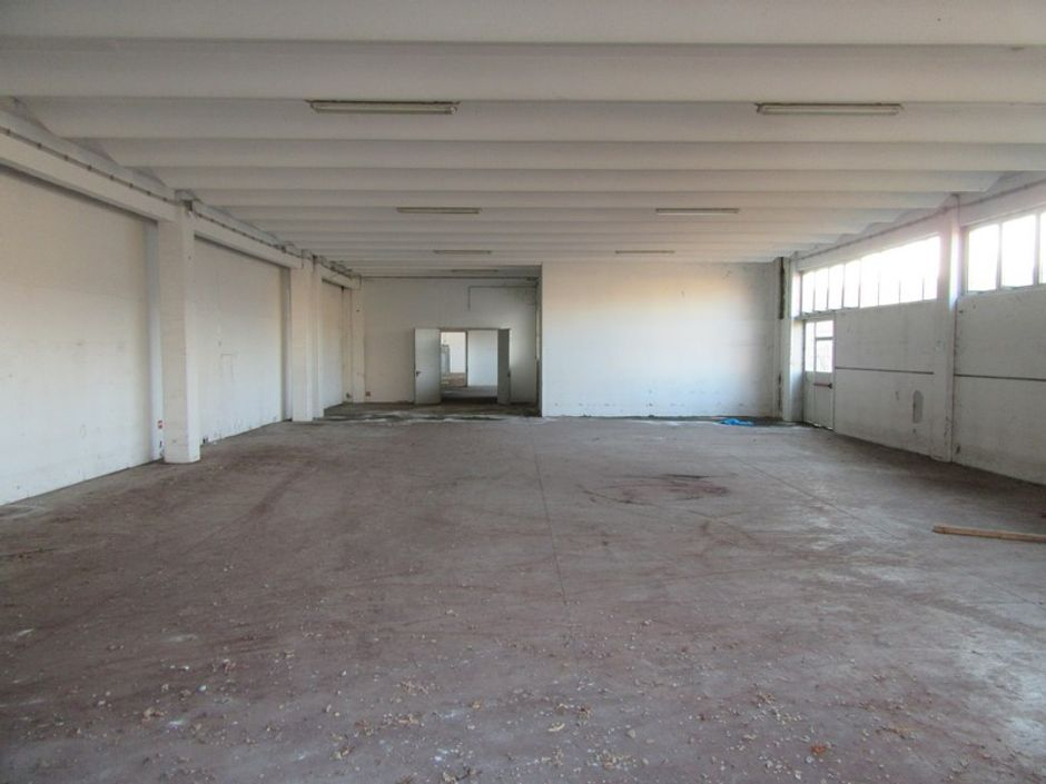 #1433 Opificio con alloggio in area produttiva in vendita - foto 1