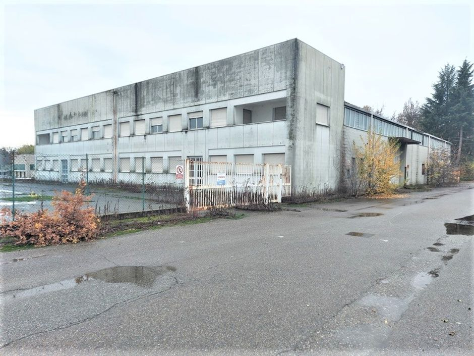 #14686 Complesso industriale con 2 capannoni e pertinenze in vendita - foto 1