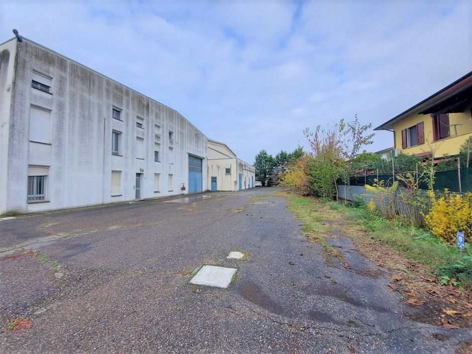 #14689 Capannone industriale con area di pertinenza in vendita - foto 2