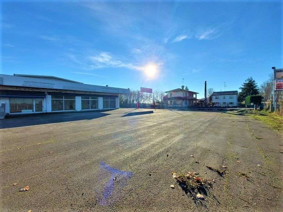 #14716 Porzione di capannone adibito ad autosalone ed officina in vendita - foto 2