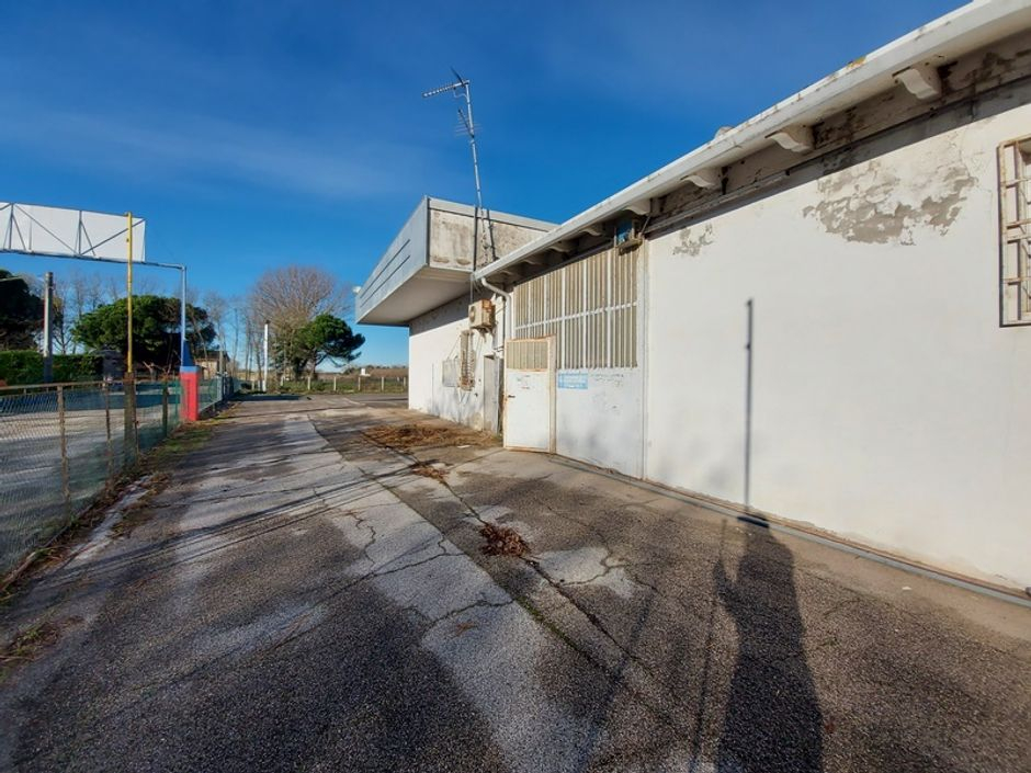 #14716 Porzione di capannone adibito ad autosalone ed officina in vendita - foto 3