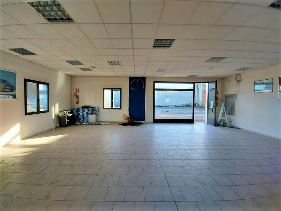 #14716 Porzione di capannone adibito ad autosalone ed officina in vendita - foto 8