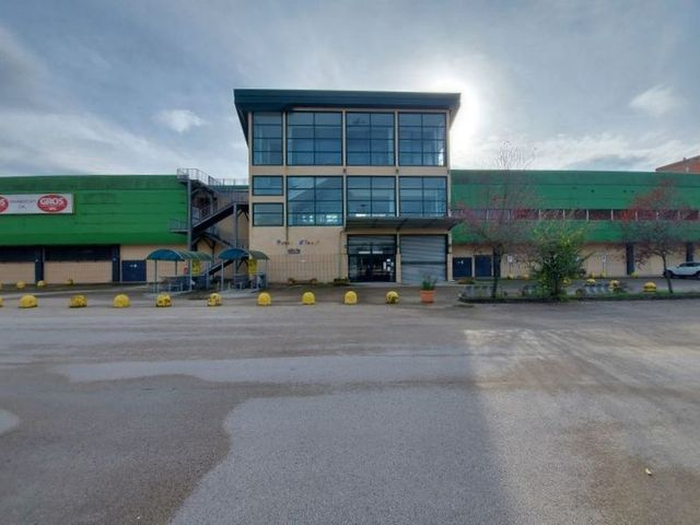 Complessi commerciali in vendita