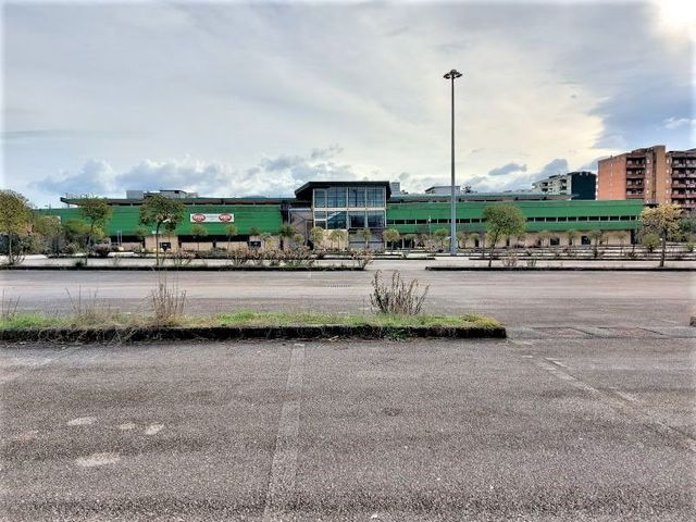 Complessi commerciali in vendita