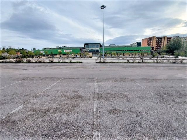 Complessi commerciali in vendita