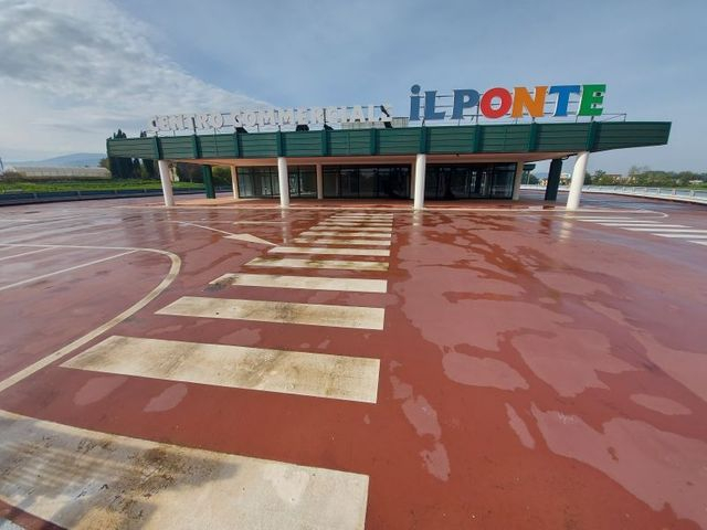 Complessi commerciali in vendita