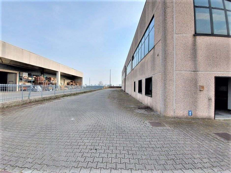 #14727 Capannone industriale con area di pertinenza in vendita - foto 2