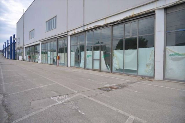 Complessi commerciali in vendita