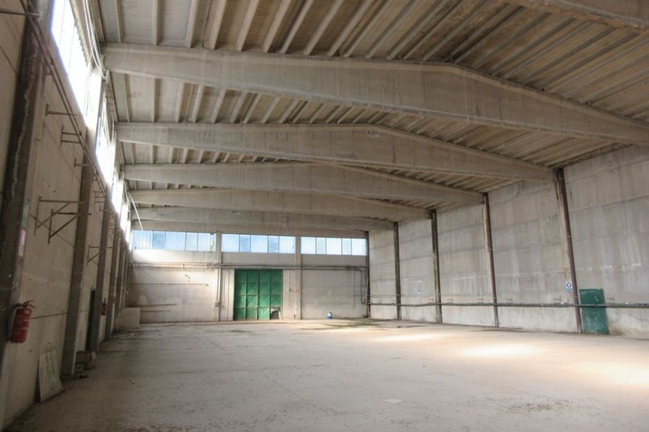 #14868 Porzione di capannone con uffici e corte in vendita - foto 3