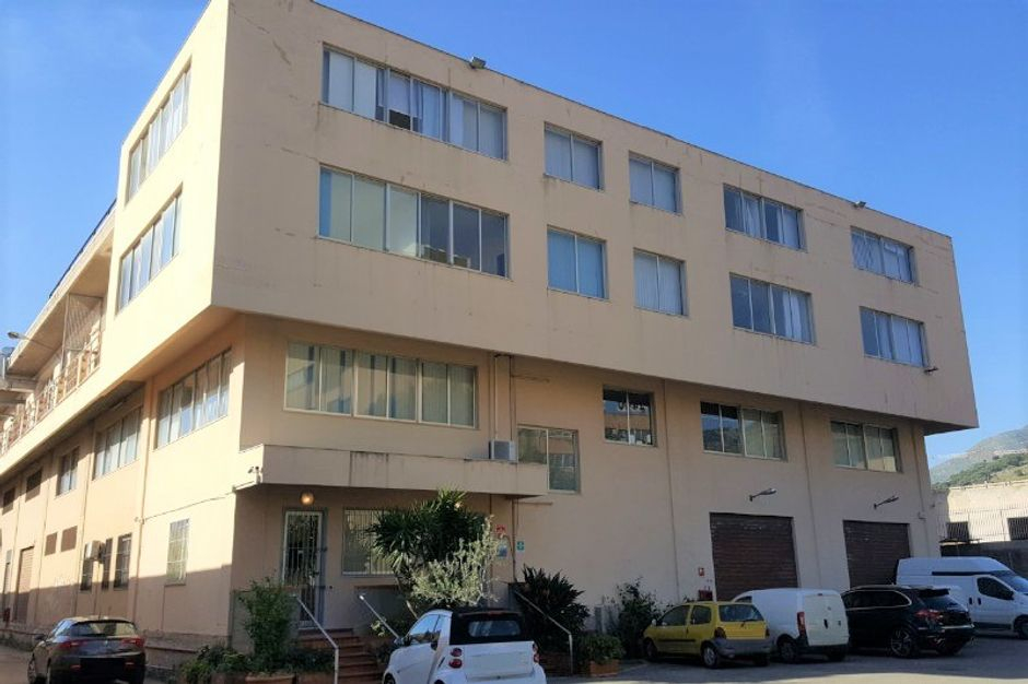 #14917 Complesso produttivo con uffici e cortile in vendita - foto 1