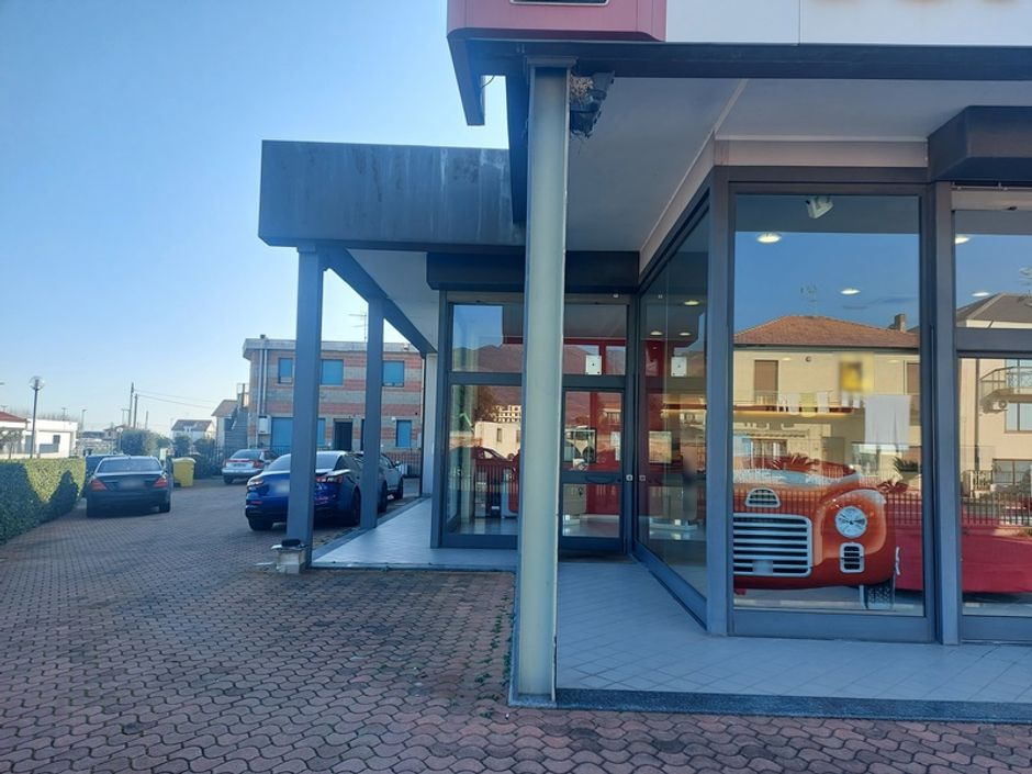 #15120 Immobile commerciale con magazzini e appartamenti in vendita - foto 2