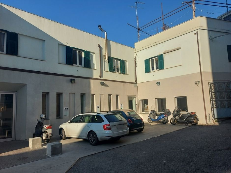 #15122 Immobile commerciale con magazzini in vendita - foto 4