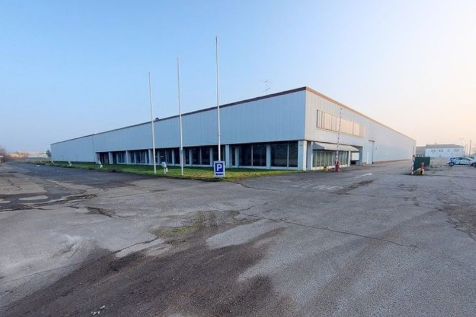 #15240 Capannone industriale con pertinenze in vendita - foto 1