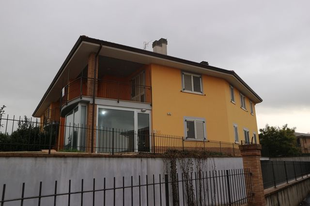 Garage in vendita