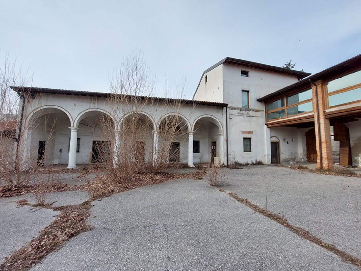 Capannoni con servizi in vendita