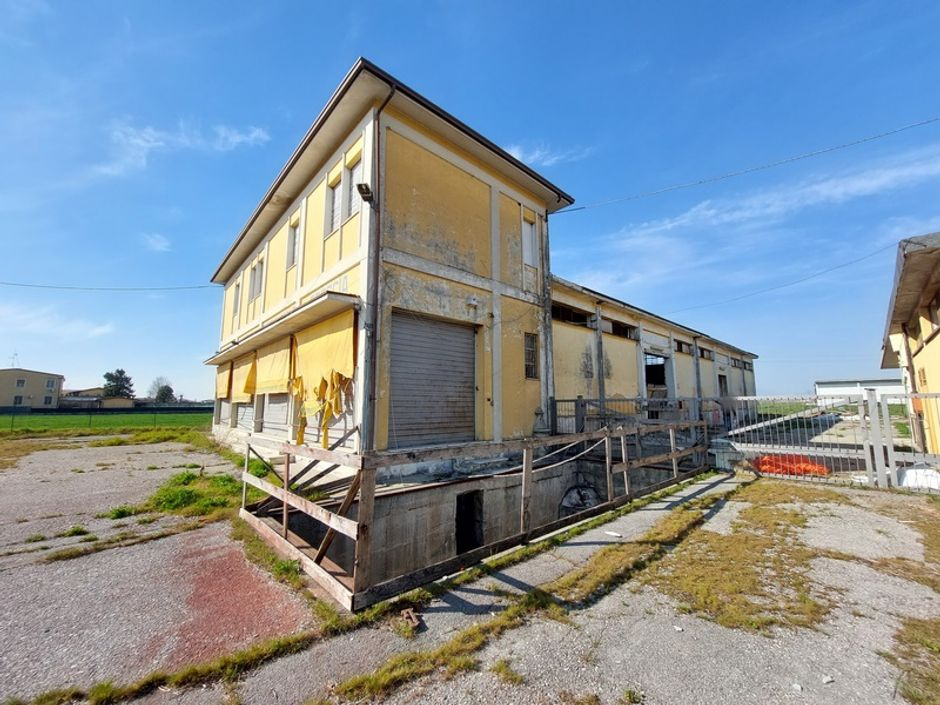 #15441 Capannone commerciale con abitazione custode in vendita - foto 1