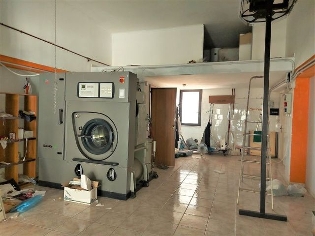 Negozi in vendita