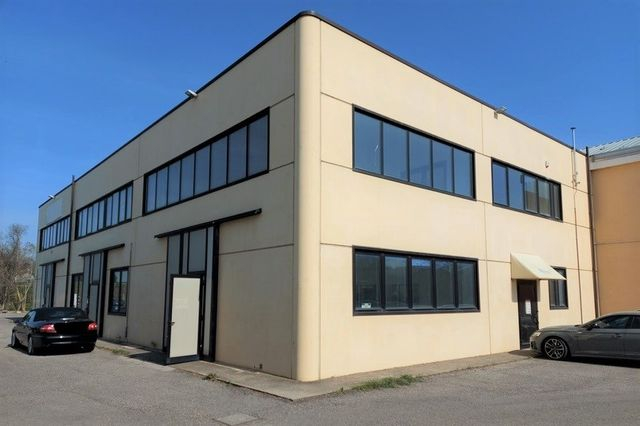 Locali deposito in vendita