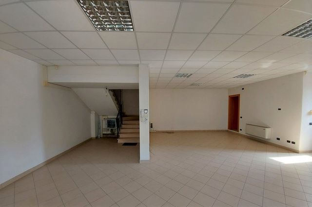 Locali deposito in vendita