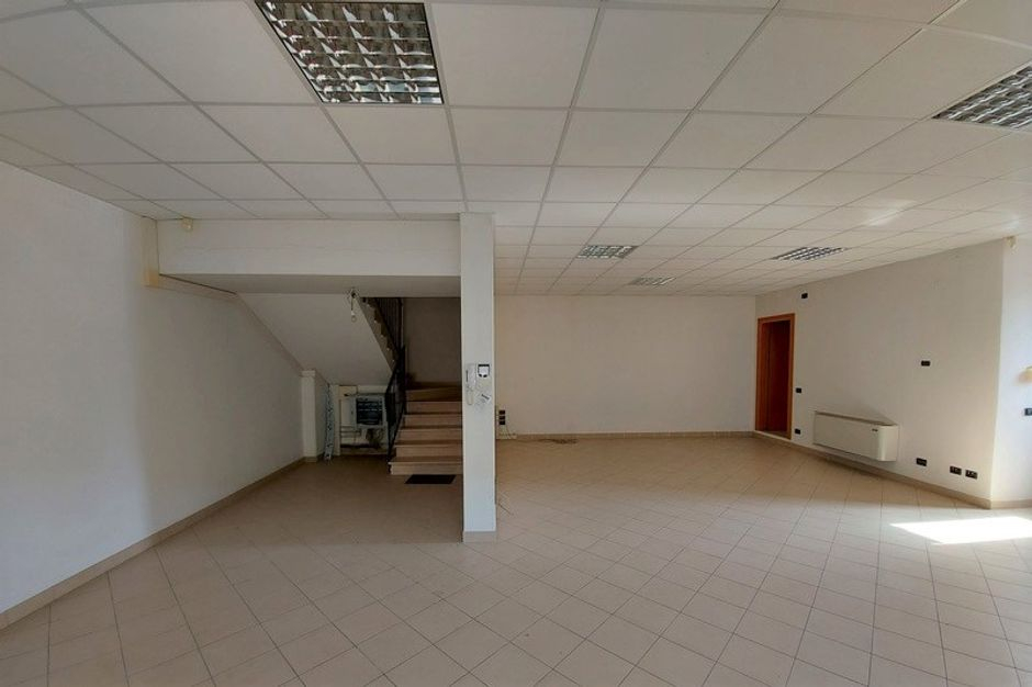 #15886 Magazzino duplex e posto auto scoperto in vendita - foto 4