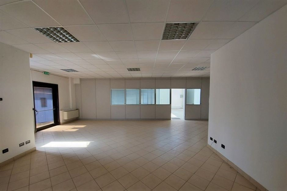 #15886 Magazzino duplex e posto auto scoperto in vendita - foto 6