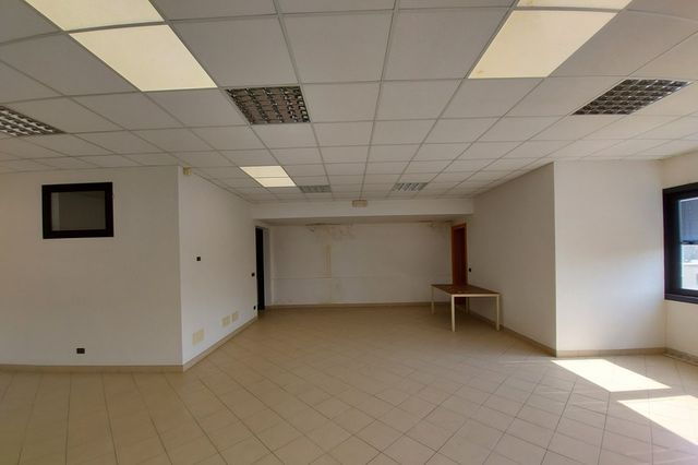 Locali deposito in vendita