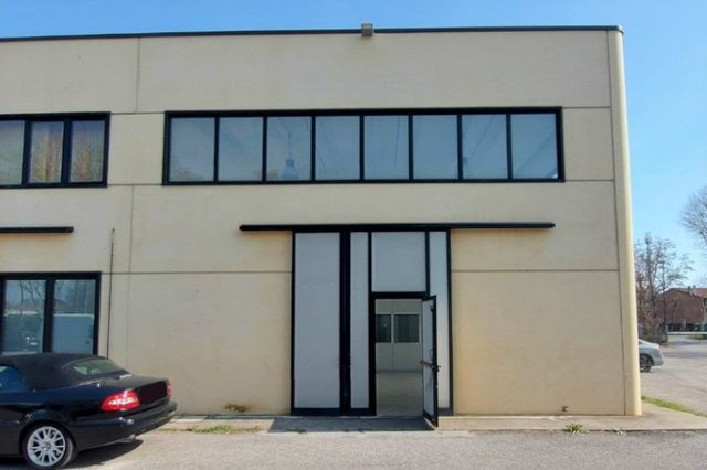 Locali deposito in vendita