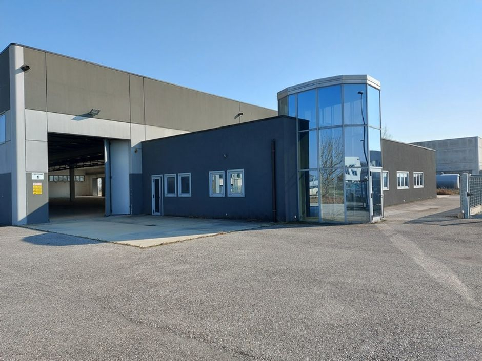 #15927 Capannone industriale con ampia area pertinenziale in vendita - foto 1
