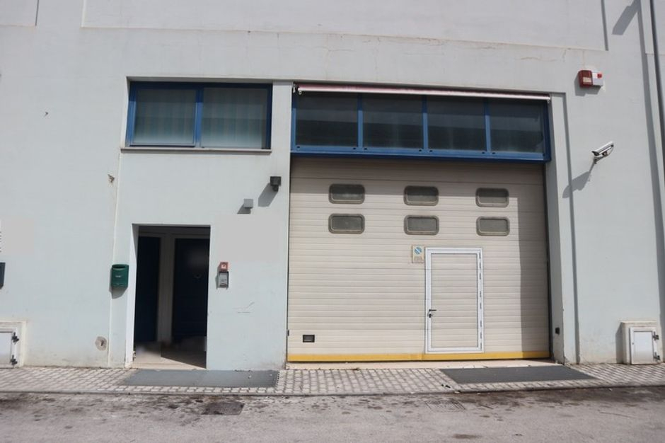#15975 Magazzino e quattro posti auto coperti in vendita - foto 2