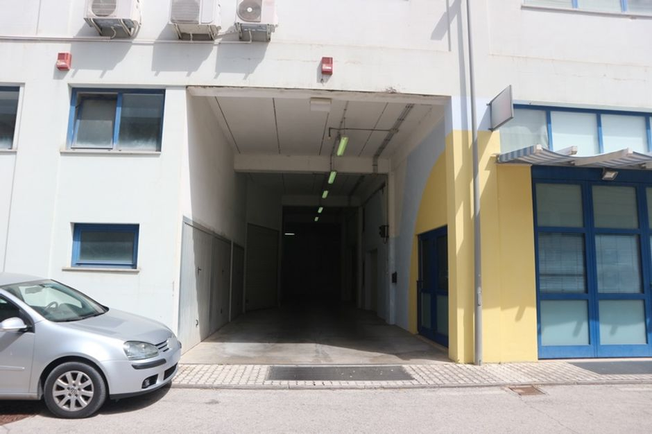 #15975 Magazzino e quattro posti auto coperti in vendita - foto 3