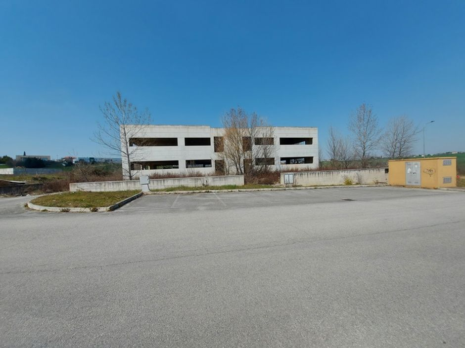 #15980 Immobile produttivo al grezzo con corte esclusiva in vendita - foto 1