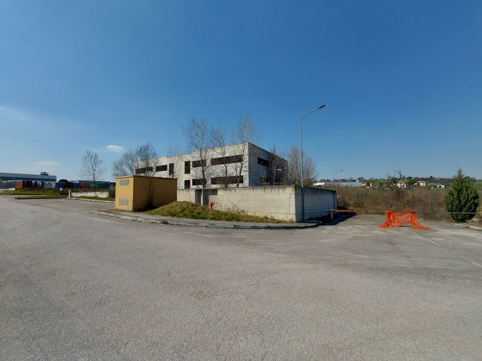 #15980 Immobile produttivo al grezzo con corte esclusiva in vendita - foto 2