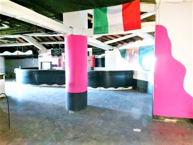 Pubblico spettacolo in vendita