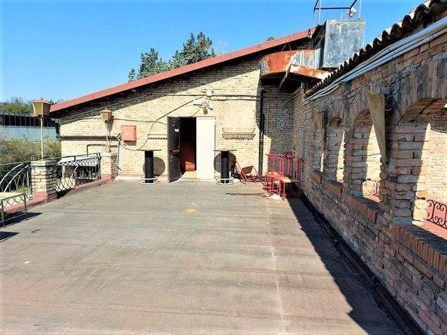 Pubblico spettacolo in vendita
