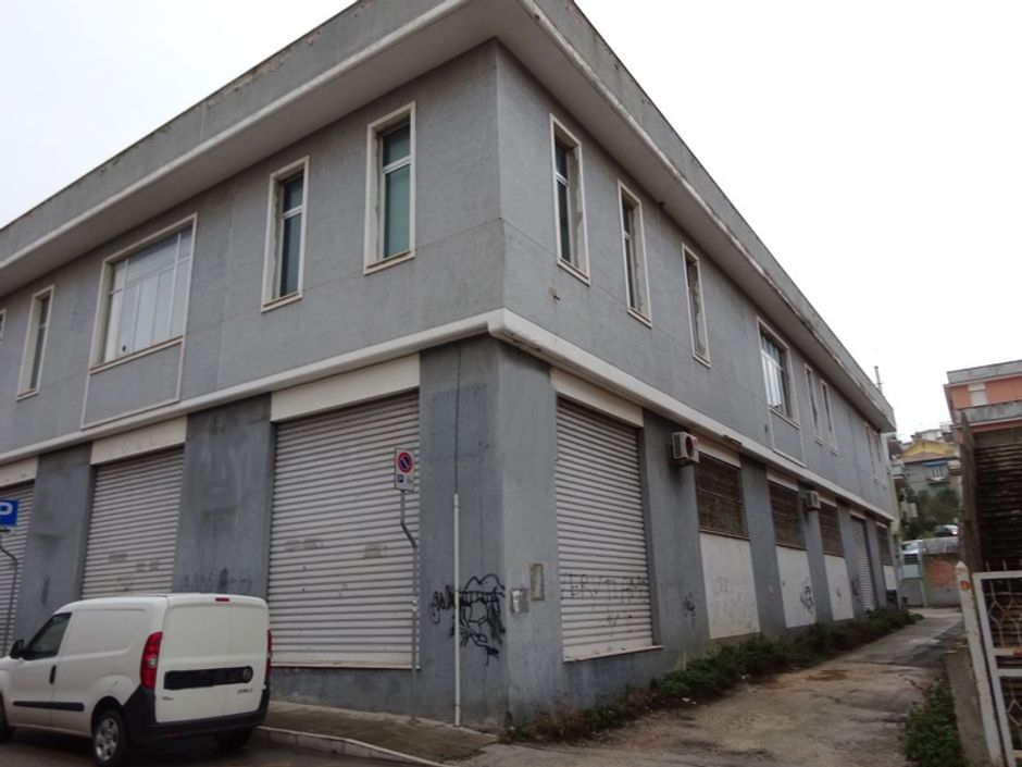 #1718 Porzione di capannone commerciale con uffici in vendita - foto 1