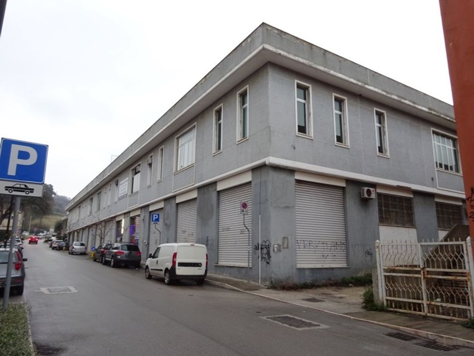 #1718 Porzione di capannone commerciale con uffici in vendita - foto 2