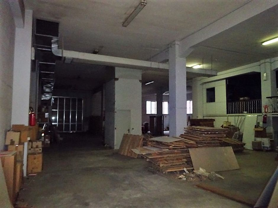 #1718 Porzione di capannone commerciale con uffici in vendita - foto 3