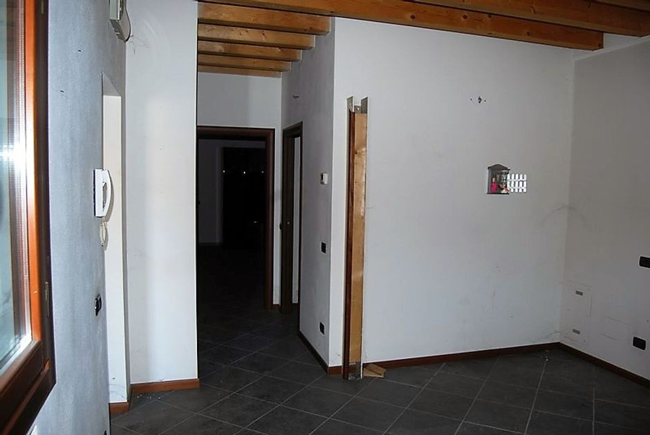 #1726 Porzione di capannone con cortile esclusivo in vendita - foto 4