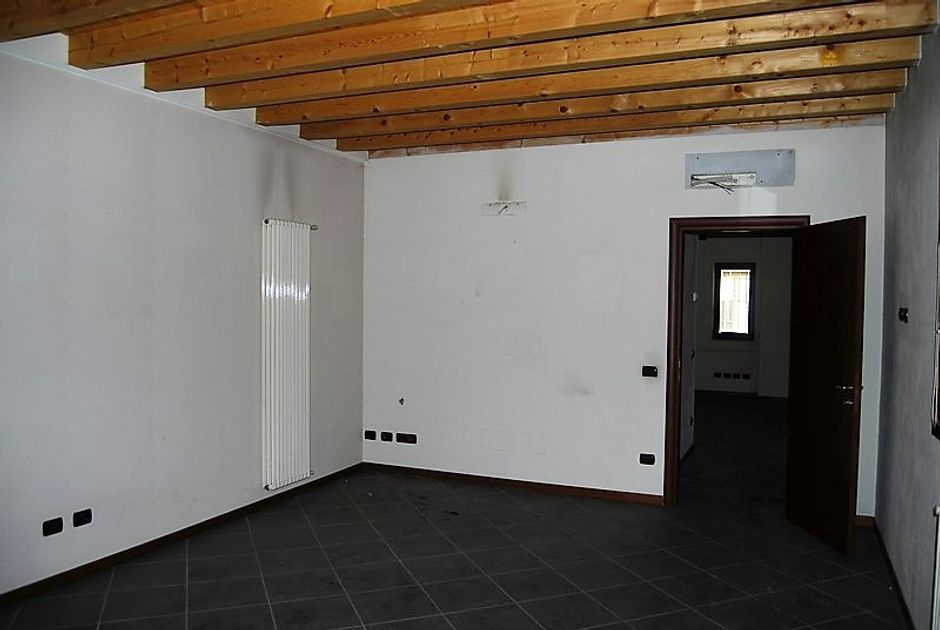 #1726 Porzione di capannone con cortile esclusivo in vendita - foto 5