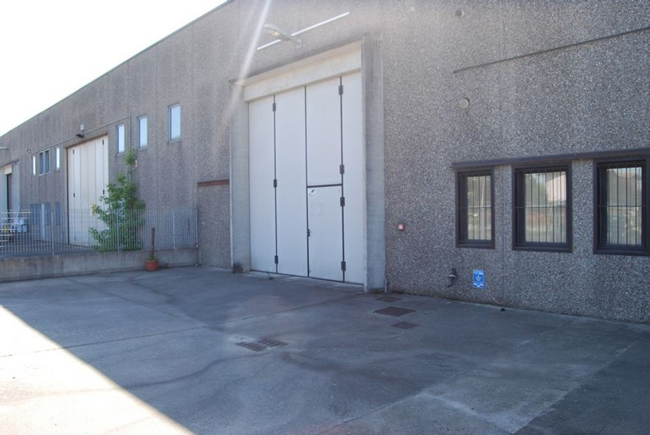 #1726 Porzione di capannone con cortile esclusivo in vendita - foto 8