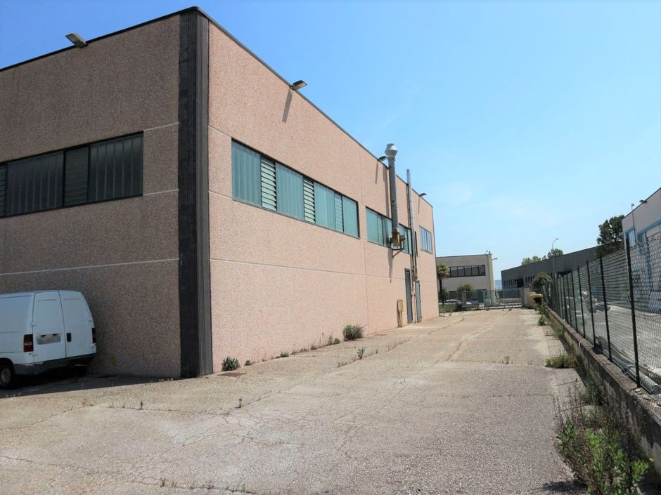 #17915 Capannone industriale-artigianale con corte esclusiva in vendita - foto 2