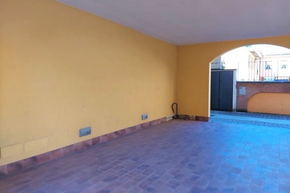 #17918 Deposito al grezzo tenuto a portico condiviso in vendita - foto 2