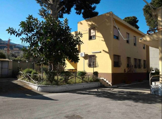 Fabbricati industriali in vendita