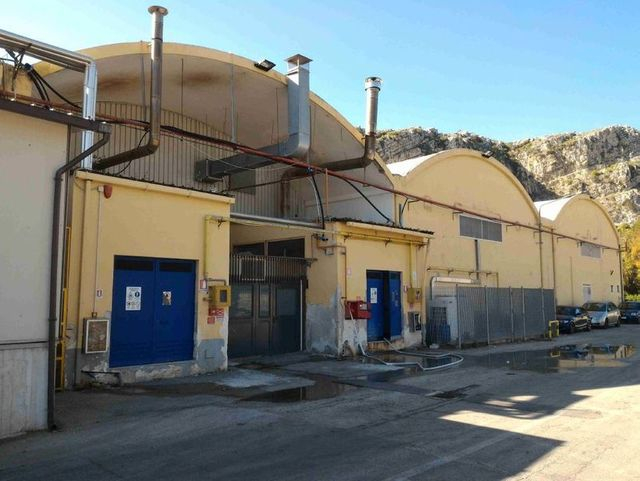 Fabbricati industriali in vendita
