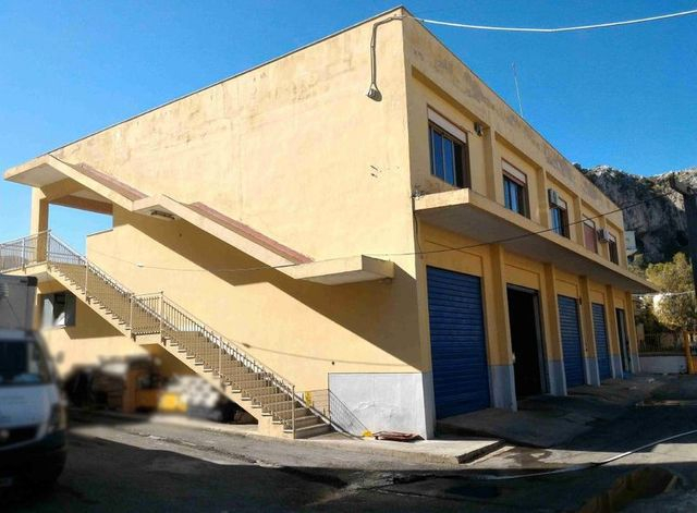 Fabbricati industriali in vendita
